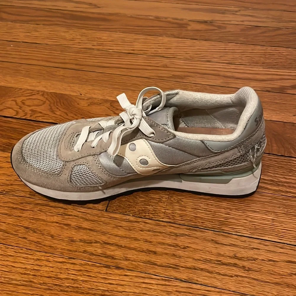 Saucony Shadow running sneakers. VGC. Men’s size 7.